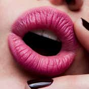 M.A.C Powder Kiss Lipstick - Velvet Punch (3 g)