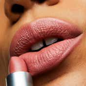 M.A.C Satin Lipstick - Brave (3 g)