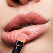 M.A.C Satin Lipstick - Brave (3 g)