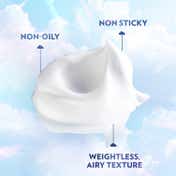 Vaseline Cloud Soft Light Moisturiser 100 Hours Non-Sticky Hydration Ceramides and Hyaluron (200 ml)