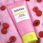 ZIGTAG Berry Smoothie Scrub Cleanser, Gentle Exfoliating Pore Cleansing (130 ml)