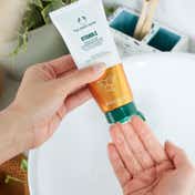 The Body Shop Vitamin C Glow Cleansing Polish (100ml)