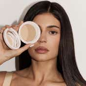 Kylie Cosmetics Natural Blur Powder Foundation - 5WN (10 g)