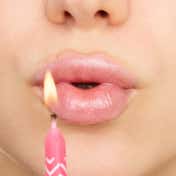 essence Birthday Bomb Shiny Lipgloss - 01 Cake My Day! (10 ml)