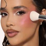 Huda Beauty Blushlighter Diffusing Cheek Brush