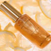 SAMER KHOUZAMI Instant Light Spray Makeup Base - Lime Blossom (30 ml)