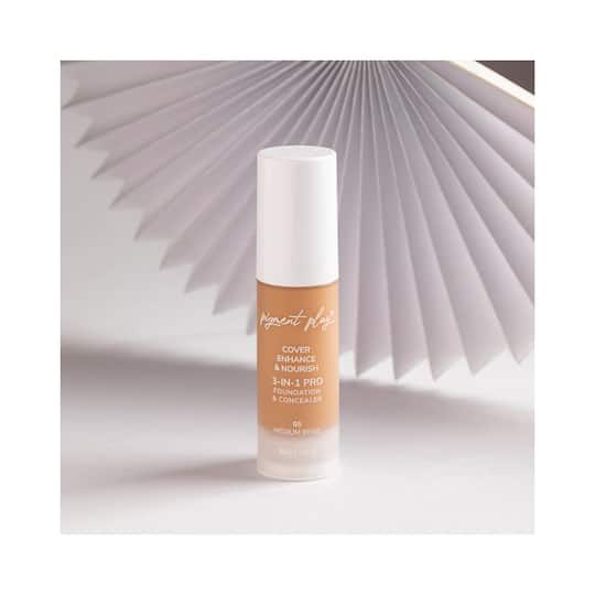 Pigment Play 3-in-1 Cover + Enhance + Nourish Foundation & Concealer - 05 Medium Beige (30ml)